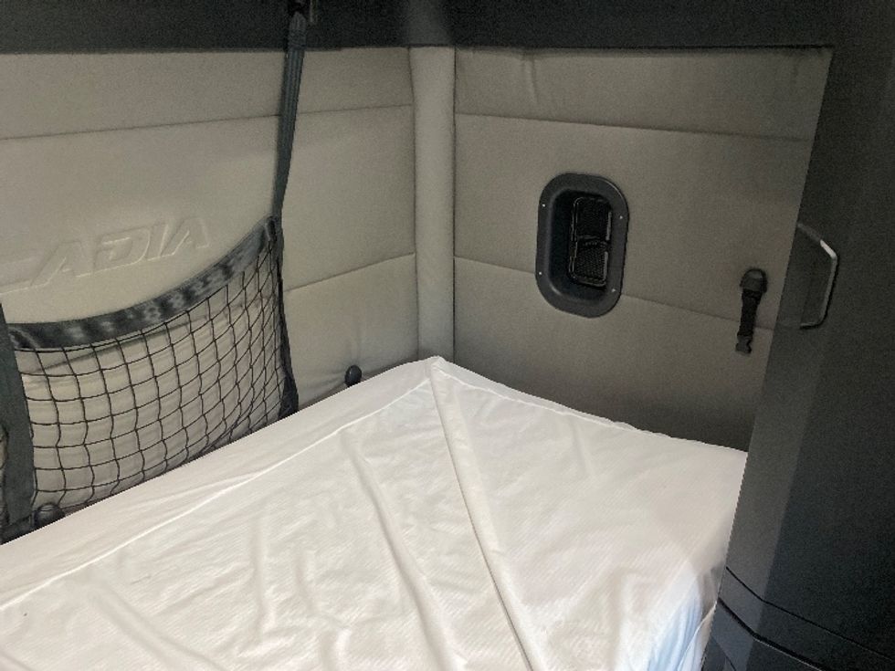 Sleeper Tractor-Heavy Duty Tractors-Freightliner-2021-T12664ST-Charlotte-NC-310,747\n\t\tmiles-$ 81,750 - Image 17