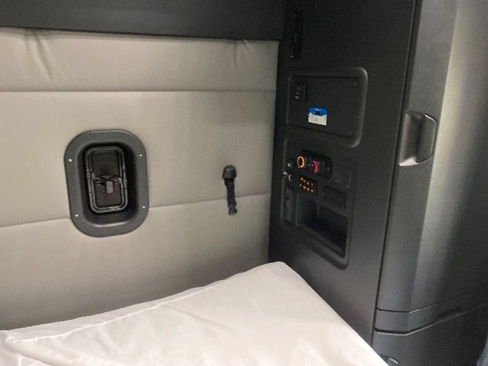 Sleeper Tractor-Heavy Duty Tractors-Freightliner-2021-T12664ST-Charlotte-NC-310,747\n\t\tmiles-$ 81,750 - Image 18