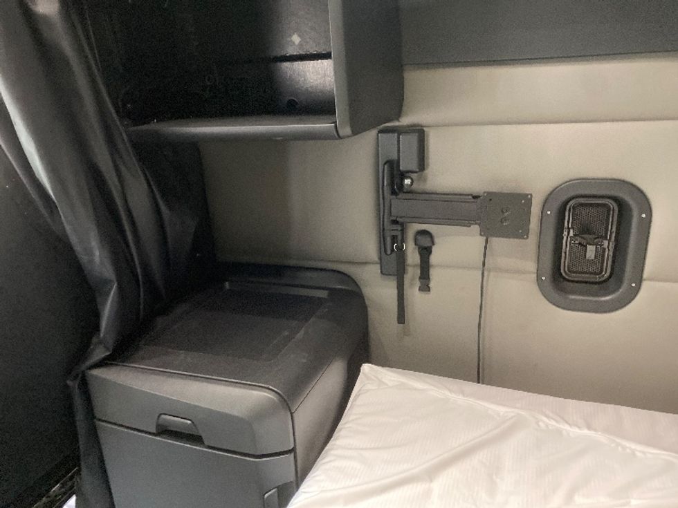 Sleeper Tractor-Heavy Duty Tractors-Freightliner-2021-T12664ST-Charlotte-NC-310,747\n\t\tmiles-$ 81,750 - Image 19