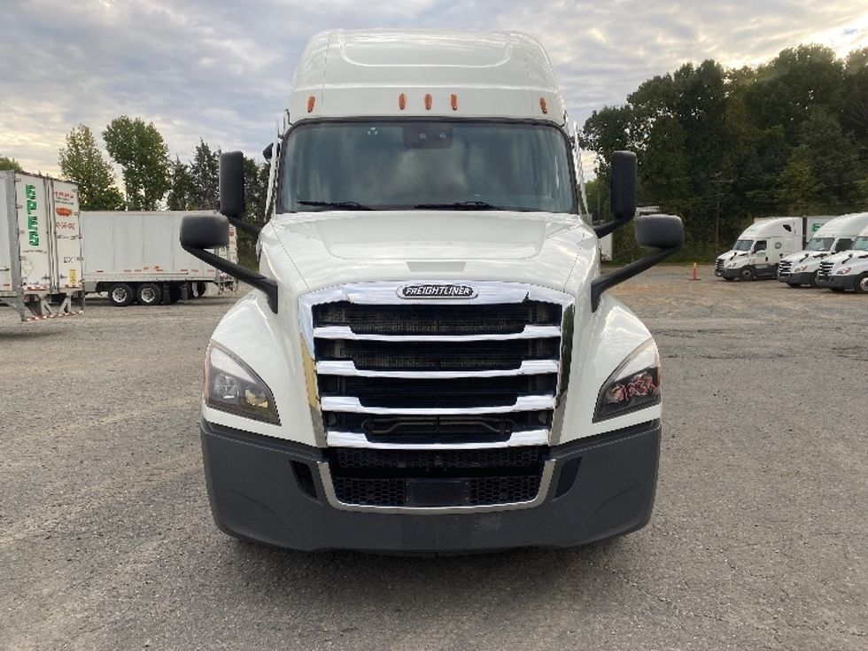 Sleeper Tractor-Heavy Duty Tractors-Freightliner-2021-T12664ST-Charlotte-NC-310,747\n\t\tmiles-$ 81,750 - Image 2