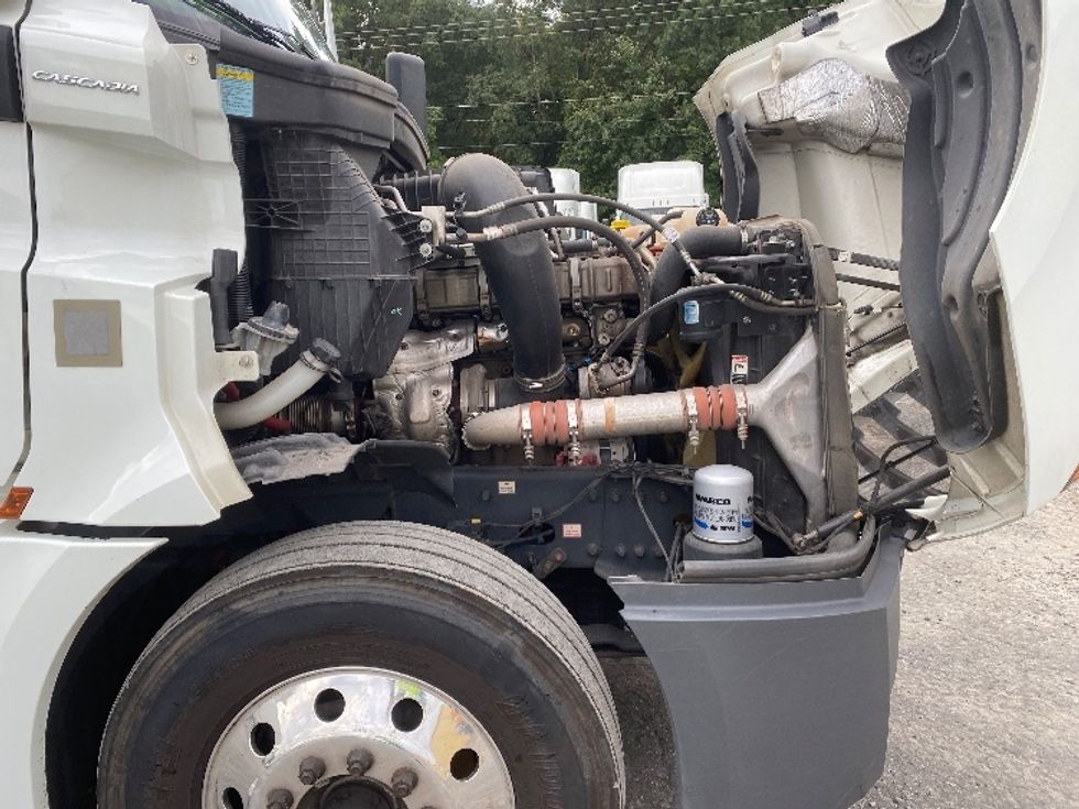 Sleeper Tractor-Heavy Duty Tractors-Freightliner-2021-T12664ST-Charlotte-NC-310,747\n\t\tmiles-$ 81,750 - Image 20