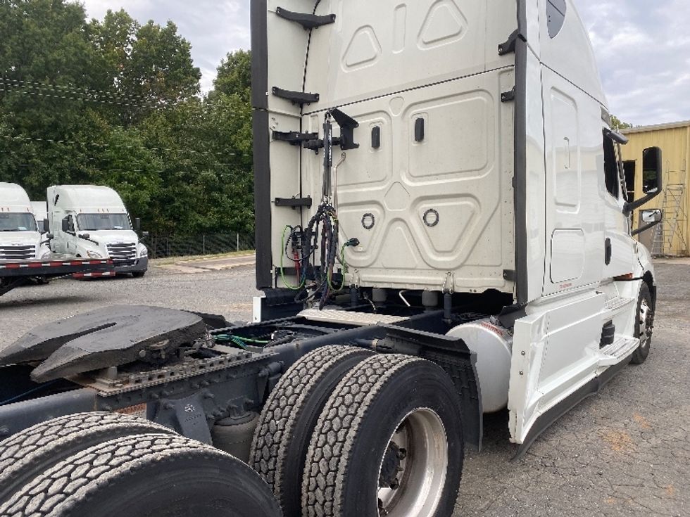 Sleeper Tractor-Heavy Duty Tractors-Freightliner-2021-T12664ST-Charlotte-NC-310,747\n\t\tmiles-$ 81,750 - Image 22