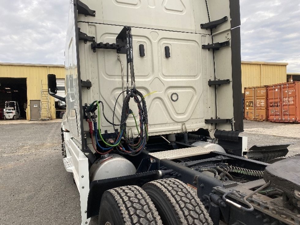 Sleeper Tractor-Heavy Duty Tractors-Freightliner-2021-T12664ST-Charlotte-NC-310,747\n\t\tmiles-$ 81,750 - Image 23