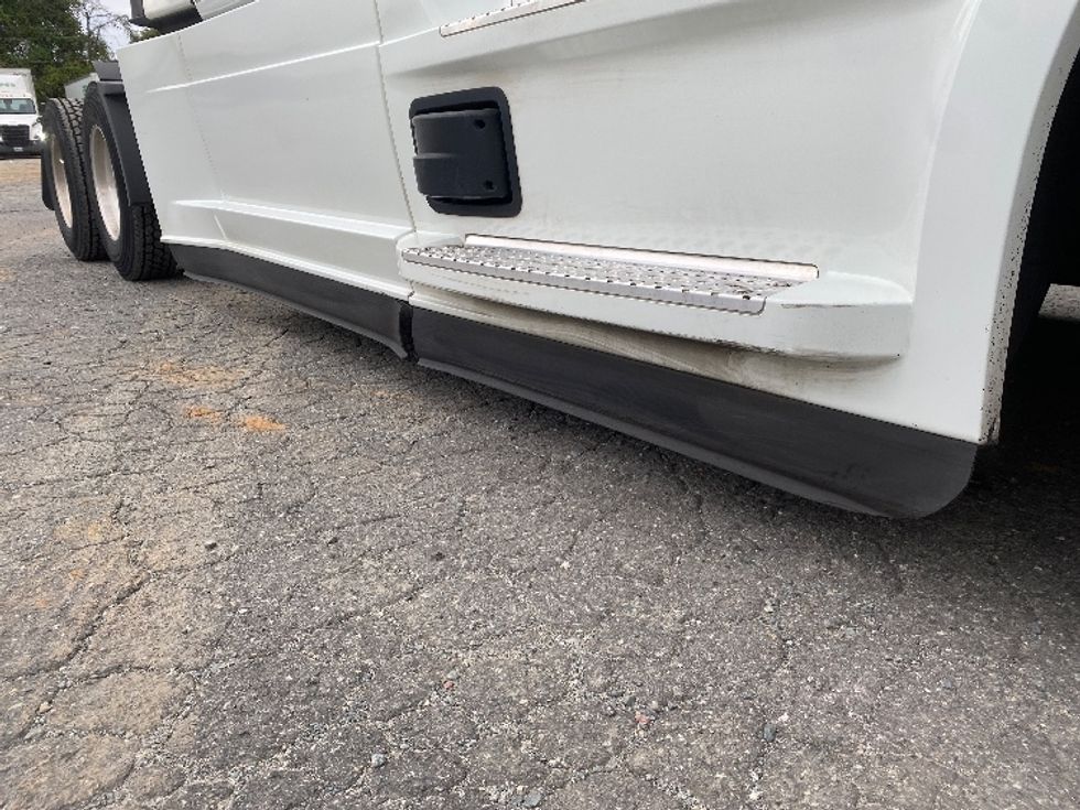 Sleeper Tractor-Heavy Duty Tractors-Freightliner-2021-T12664ST-Charlotte-NC-310,747\n\t\tmiles-$ 81,750 - Image 29