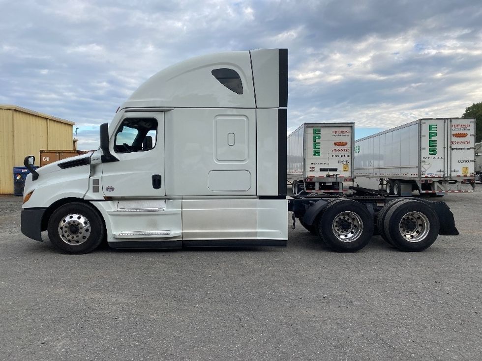 Sleeper Tractor-Heavy Duty Tractors-Freightliner-2021-T12664ST-Charlotte-NC-310,747\n\t\tmiles-$ 81,750 - Image 4