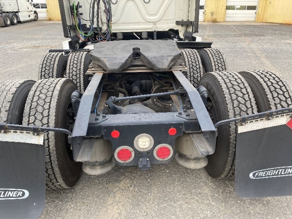Sleeper Tractor-Heavy Duty Tractors-Freightliner-2021-T12664ST-Charlotte-NC-310,747\n\t\tmiles-$ 81,750 - Image 6