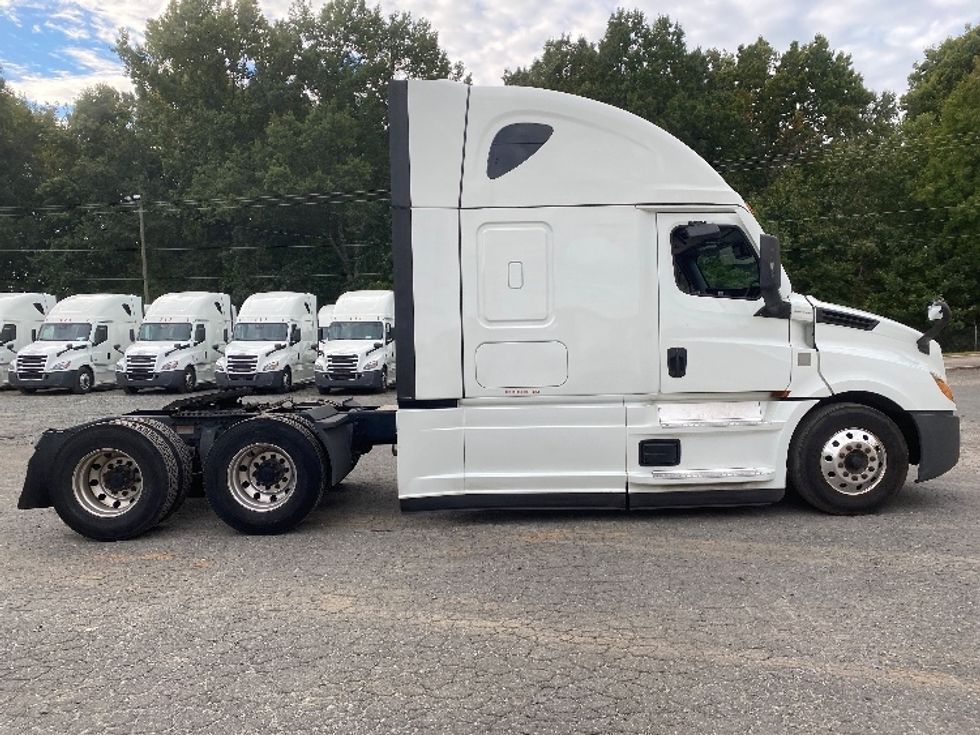 Sleeper Tractor-Heavy Duty Tractors-Freightliner-2021-T12664ST-Charlotte-NC-310,747\n\t\tmiles-$ 81,750 - Image 8