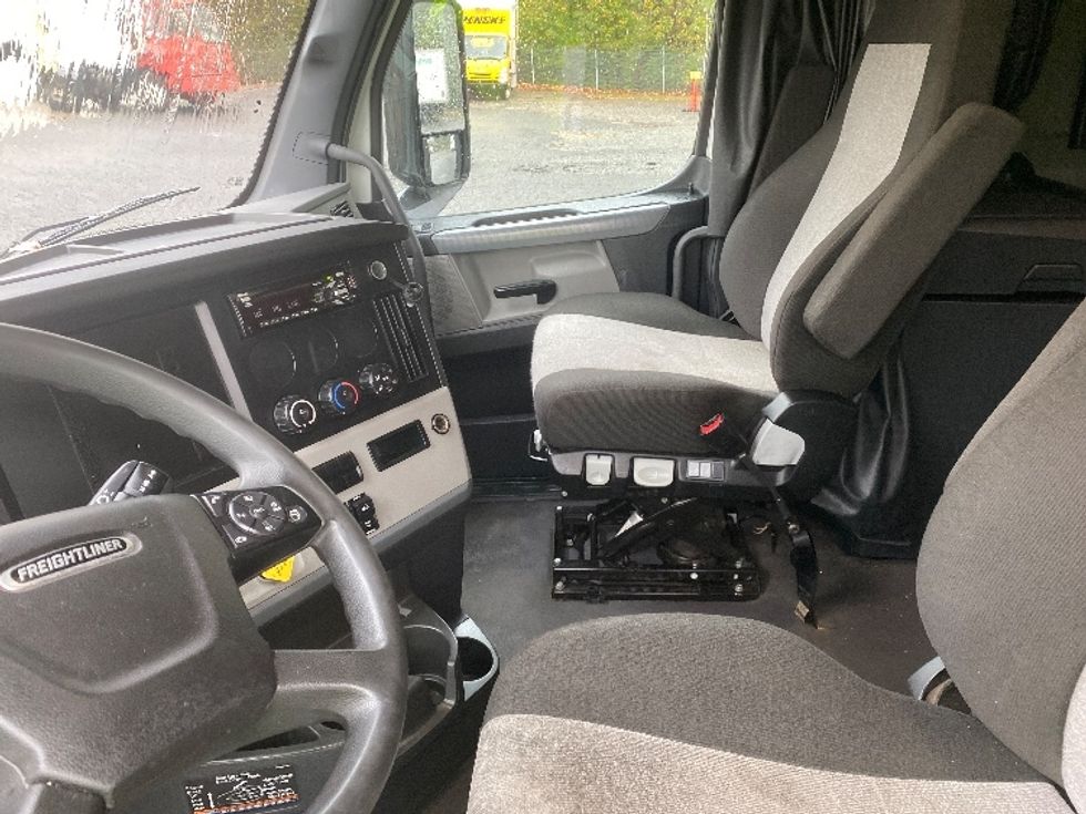 Sleeper Tractor-Heavy Duty Tractors-Freightliner-2021-T12664ST-Charlotte-NC-321,642\n\t\tmiles-$ 80,250 - Image 10