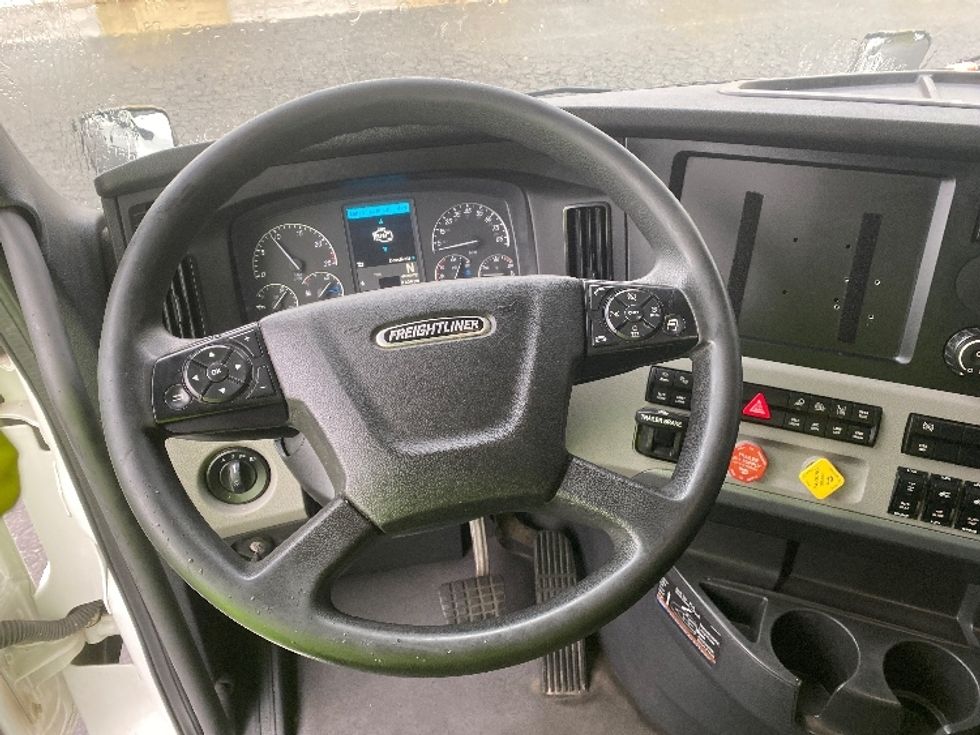 Sleeper Tractor-Heavy Duty Tractors-Freightliner-2021-T12664ST-Charlotte-NC-321,642\n\t\tmiles-$ 80,250 - Image 11