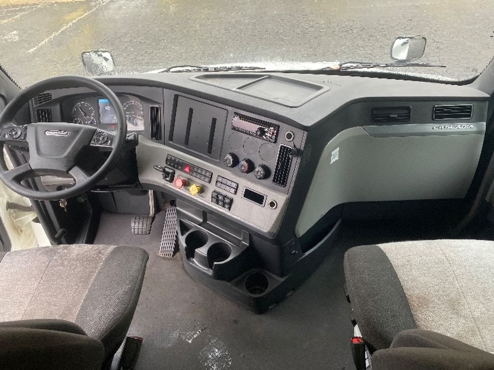 Sleeper Tractor-Heavy Duty Tractors-Freightliner-2021-T12664ST-Charlotte-NC-321,642\n\t\tmiles-$ 80,250 - Image 12