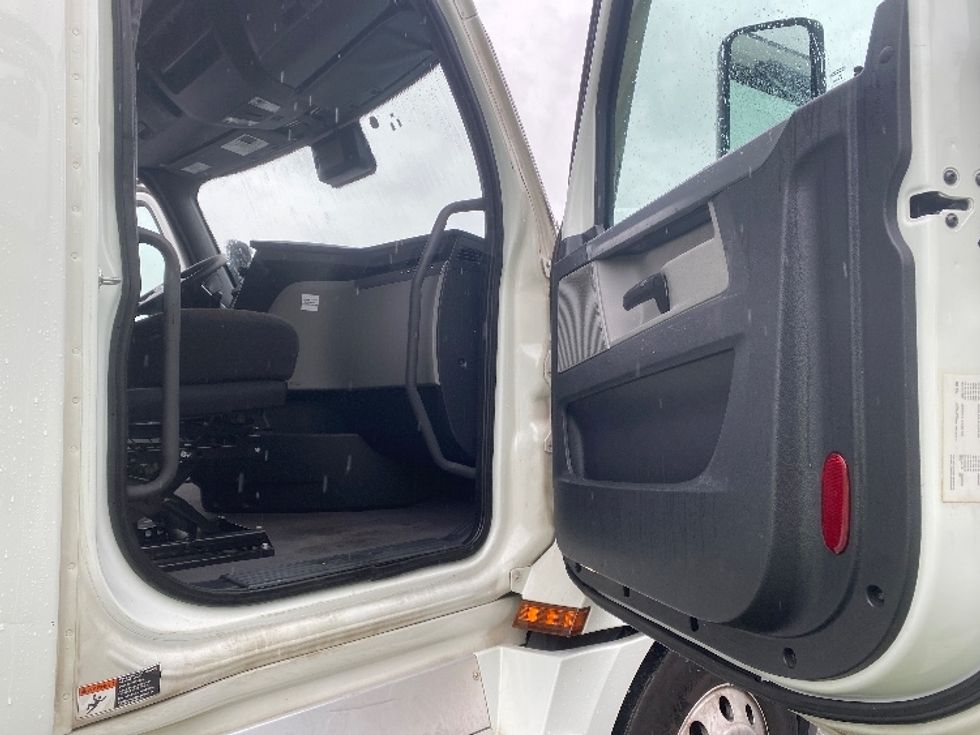 Sleeper Tractor-Heavy Duty Tractors-Freightliner-2021-T12664ST-Charlotte-NC-321,642\n\t\tmiles-$ 80,250 - Image 13