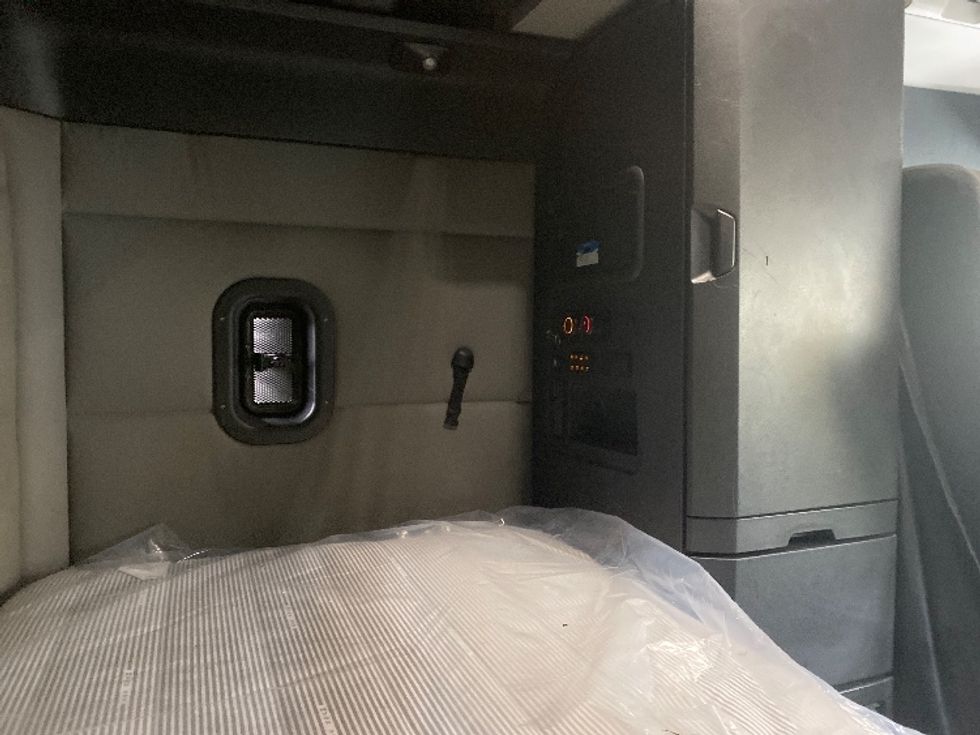 Sleeper Tractor-Heavy Duty Tractors-Freightliner-2021-T12664ST-Charlotte-NC-321,642\n\t\tmiles-$ 80,250 - Image 18