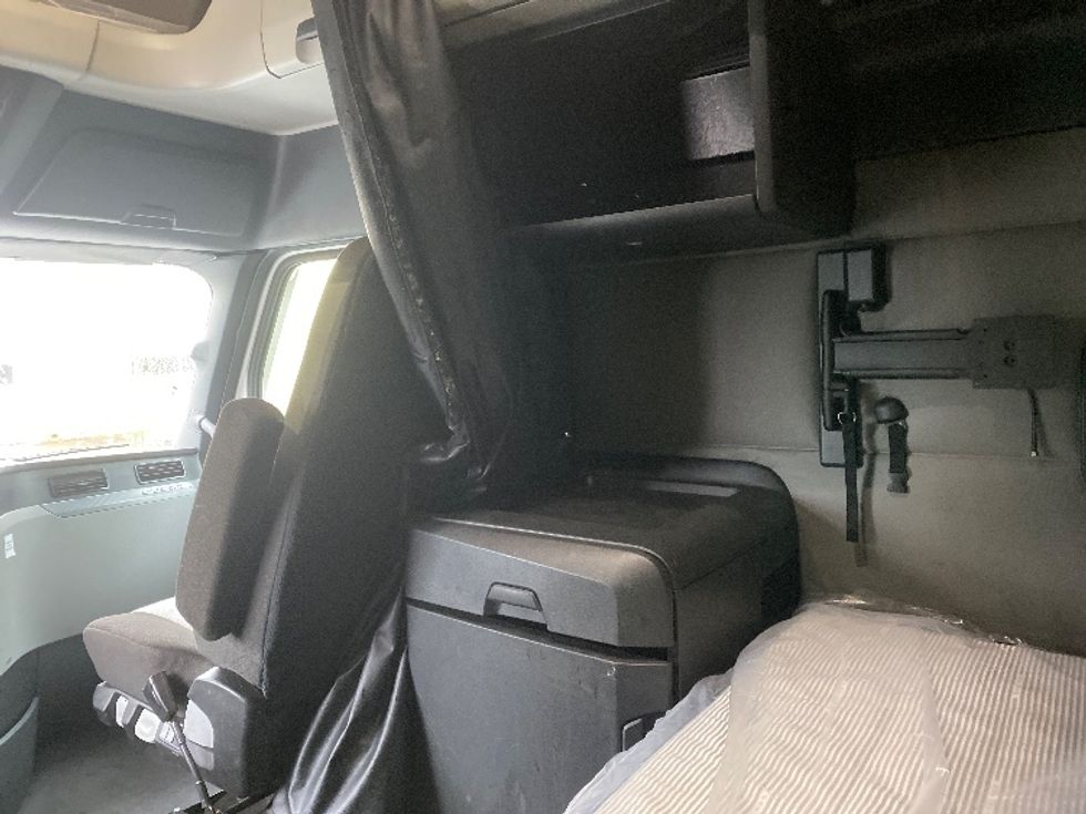 Sleeper Tractor-Heavy Duty Tractors-Freightliner-2021-T12664ST-Charlotte-NC-321,642\n\t\tmiles-$ 80,250 - Image 19