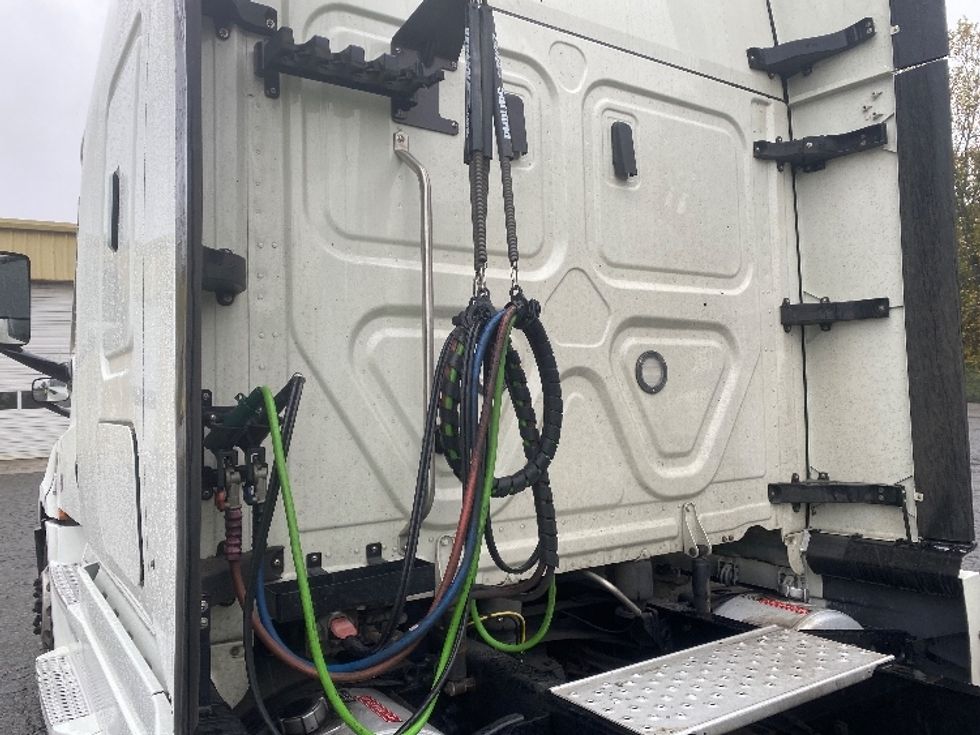 Sleeper Tractor-Heavy Duty Tractors-Freightliner-2021-T12664ST-Charlotte-NC-321,642\n\t\tmiles-$ 80,250 - Image 22