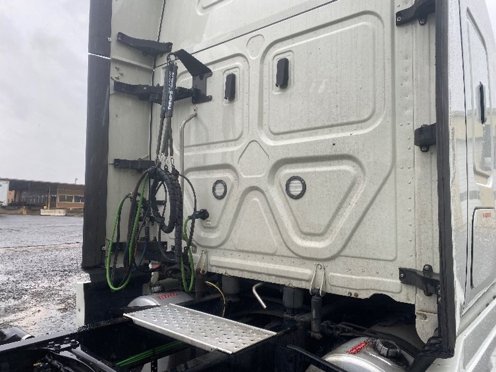 Sleeper Tractor-Heavy Duty Tractors-Freightliner-2021-T12664ST-Charlotte-NC-321,642\n\t\tmiles-$ 80,250 - Image 23