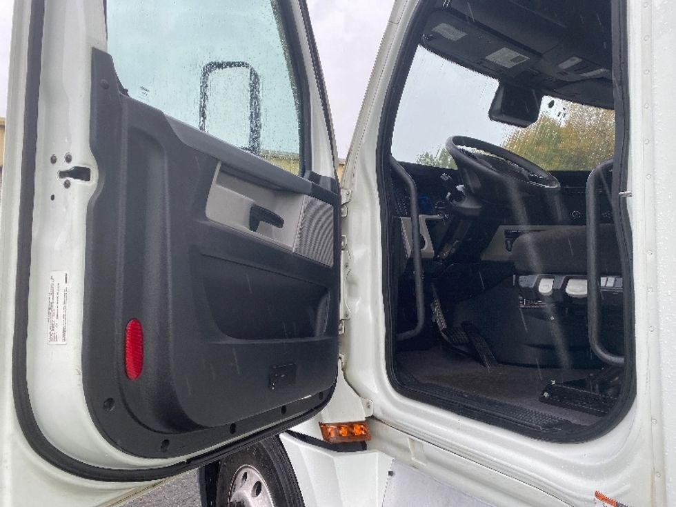 Sleeper Tractor-Heavy Duty Tractors-Freightliner-2021-T12664ST-Charlotte-NC-321,642\n\t\tmiles-$ 80,250 - Image 9