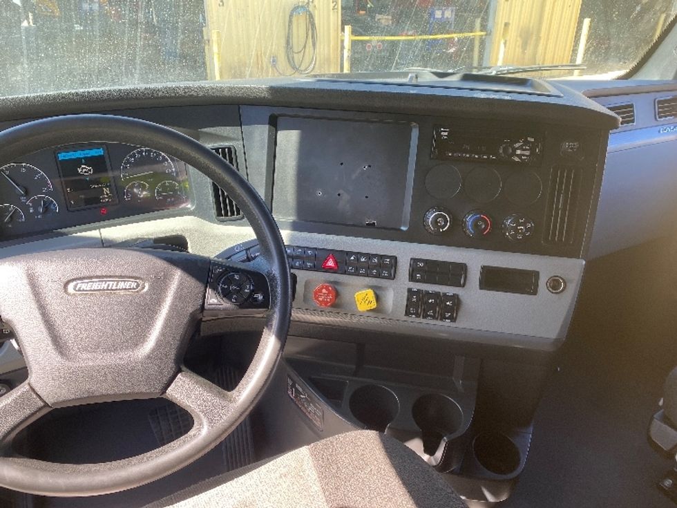 Sleeper Tractor-Heavy Duty Tractors-Freightliner-2021-T12664ST-Charlotte-NC-349,573\n\t\tmiles-$ 79,500 - Image 11