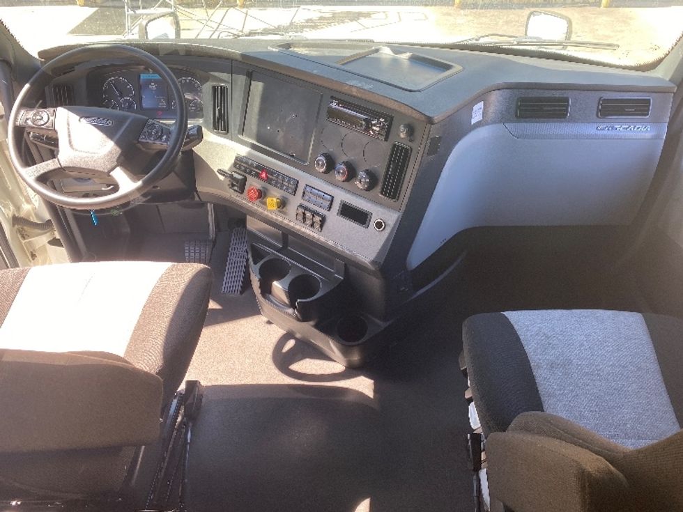 Sleeper Tractor-Heavy Duty Tractors-Freightliner-2021-T12664ST-Charlotte-NC-349,573\n\t\tmiles-$ 79,500 - Image 12