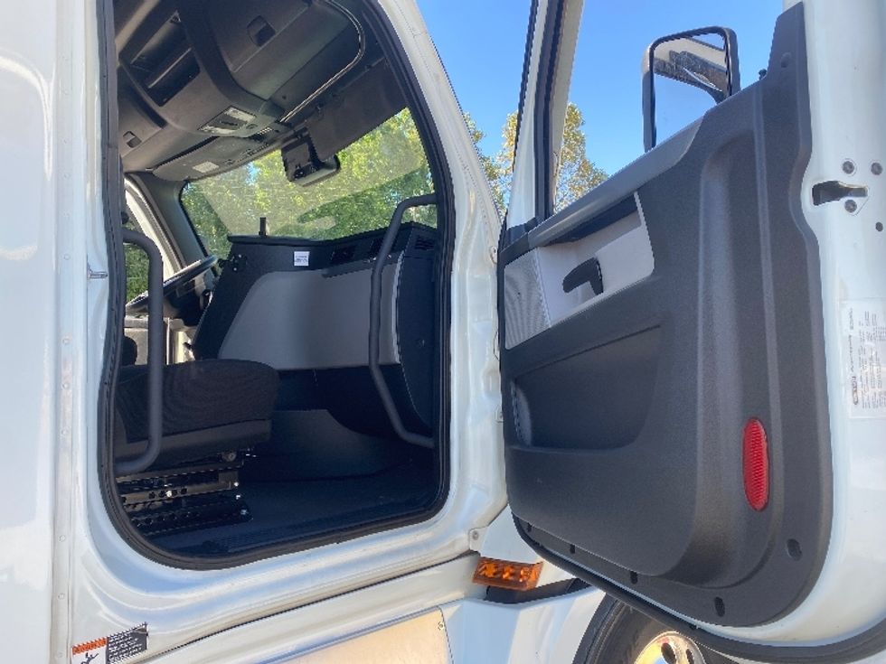 Sleeper Tractor-Heavy Duty Tractors-Freightliner-2021-T12664ST-Charlotte-NC-349,573\n\t\tmiles-$ 79,500 - Image 13