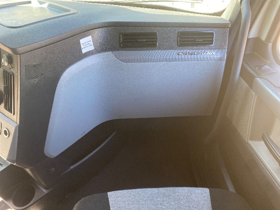 Sleeper Tractor-Heavy Duty Tractors-Freightliner-2021-T12664ST-Charlotte-NC-349,573\n\t\tmiles-$ 79,500 - Image 14