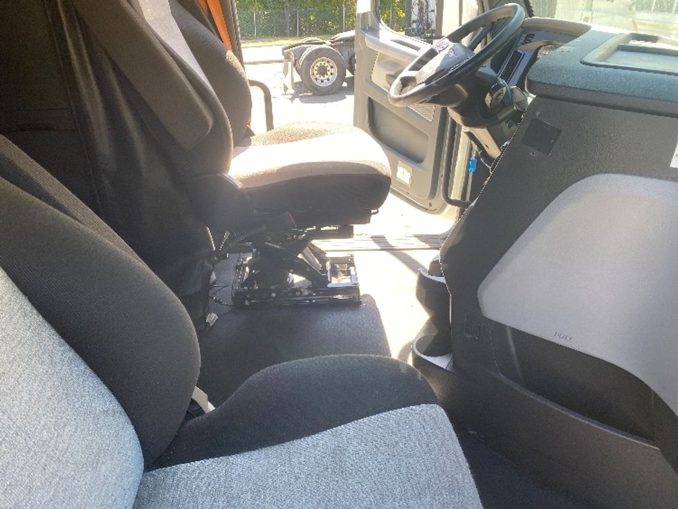 Sleeper Tractor-Heavy Duty Tractors-Freightliner-2021-T12664ST-Charlotte-NC-349,573\n\t\tmiles-$ 79,500 - Image 15