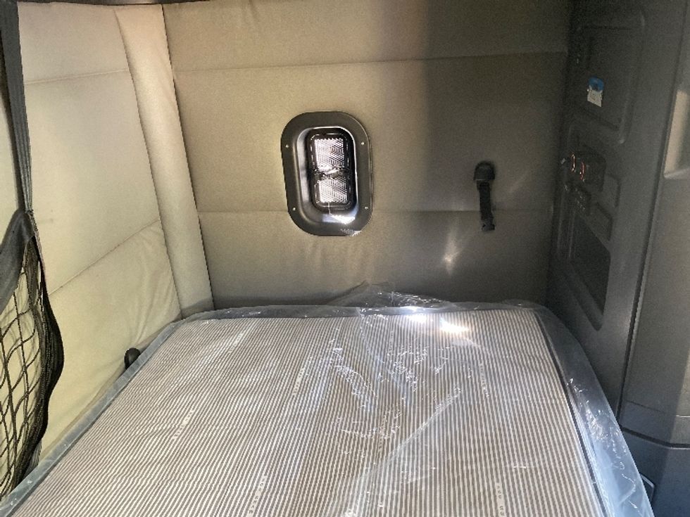 Sleeper Tractor-Heavy Duty Tractors-Freightliner-2021-T12664ST-Charlotte-NC-349,573\n\t\tmiles-$ 79,500 - Image 17