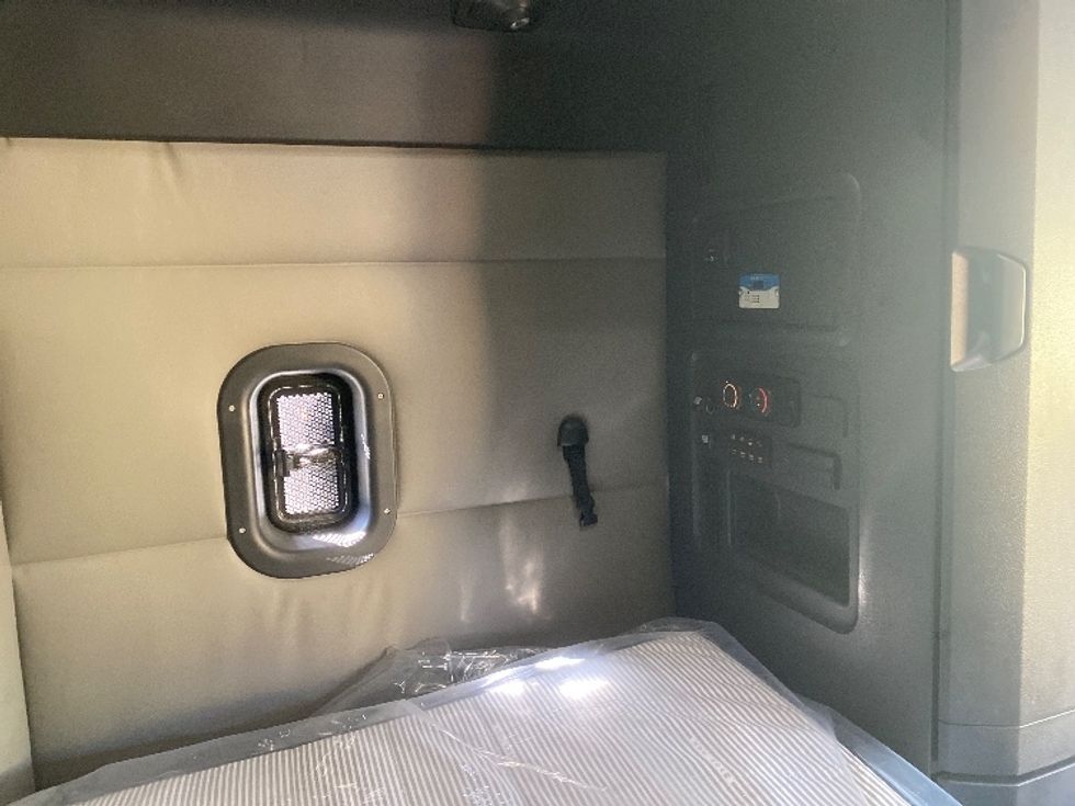 Sleeper Tractor-Heavy Duty Tractors-Freightliner-2021-T12664ST-Charlotte-NC-349,573\n\t\tmiles-$ 79,500 - Image 18