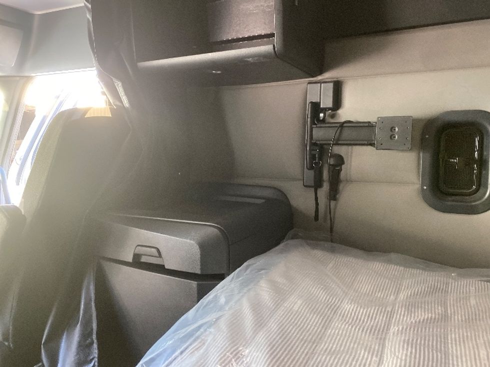 Sleeper Tractor-Heavy Duty Tractors-Freightliner-2021-T12664ST-Charlotte-NC-349,573\n\t\tmiles-$ 79,500 - Image 19