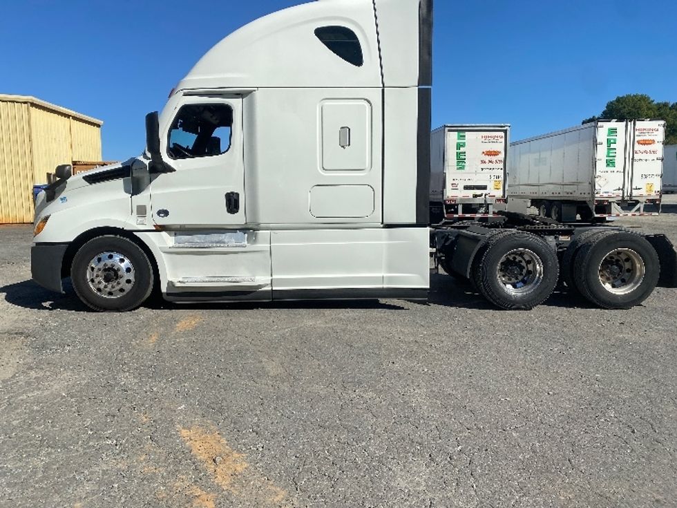 Sleeper Tractor-Heavy Duty Tractors-Freightliner-2021-T12664ST-Charlotte-NC-349,573\n\t\tmiles-$ 79,500 - Image 4