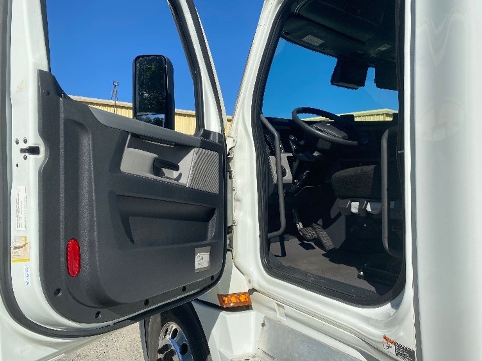 Sleeper Tractor-Heavy Duty Tractors-Freightliner-2021-T12664ST-Charlotte-NC-349,573\n\t\tmiles-$ 79,500 - Image 9