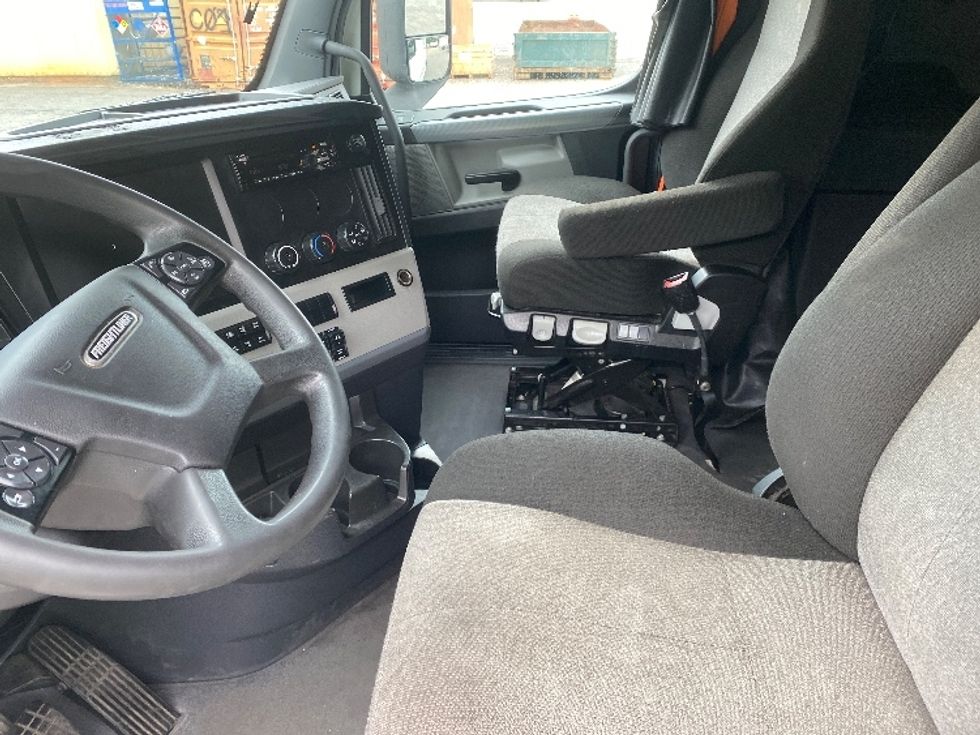 Sleeper Tractor-Heavy Duty Tractors-Freightliner-2021-T12664ST-Charlotte-NC-363,782\n\t\tmiles-$ 77,500 - Image 10