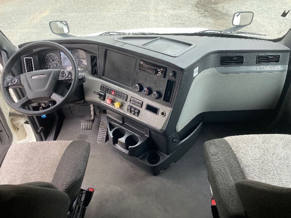 Sleeper Tractor-Heavy Duty Tractors-Freightliner-2021-T12664ST-Charlotte-NC-363,782\n\t\tmiles-$ 77,500 - Image 12