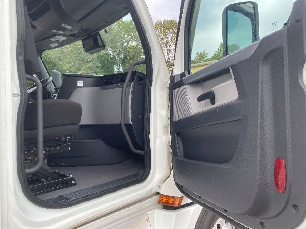 Sleeper Tractor-Heavy Duty Tractors-Freightliner-2021-T12664ST-Charlotte-NC-363,782\n\t\tmiles-$ 77,500 - Image 13