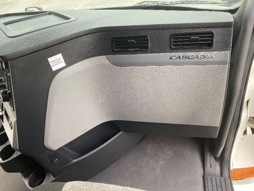 Sleeper Tractor-Heavy Duty Tractors-Freightliner-2021-T12664ST-Charlotte-NC-363,782\n\t\tmiles-$ 77,500 - Image 14