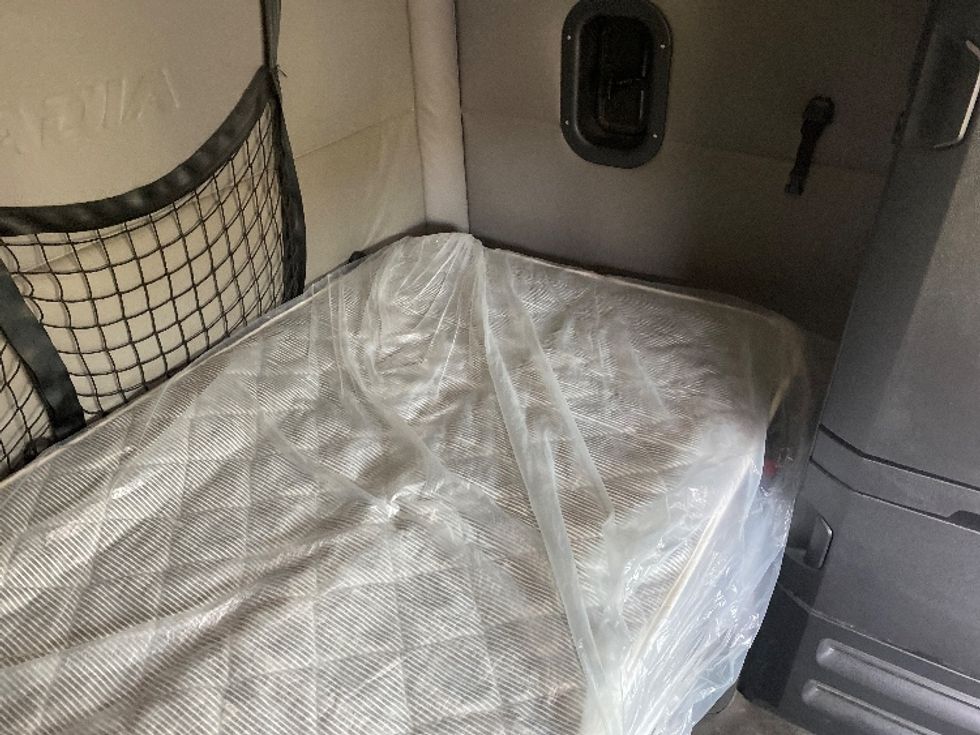 Sleeper Tractor-Heavy Duty Tractors-Freightliner-2021-T12664ST-Charlotte-NC-363,782\n\t\tmiles-$ 77,500 - Image 17