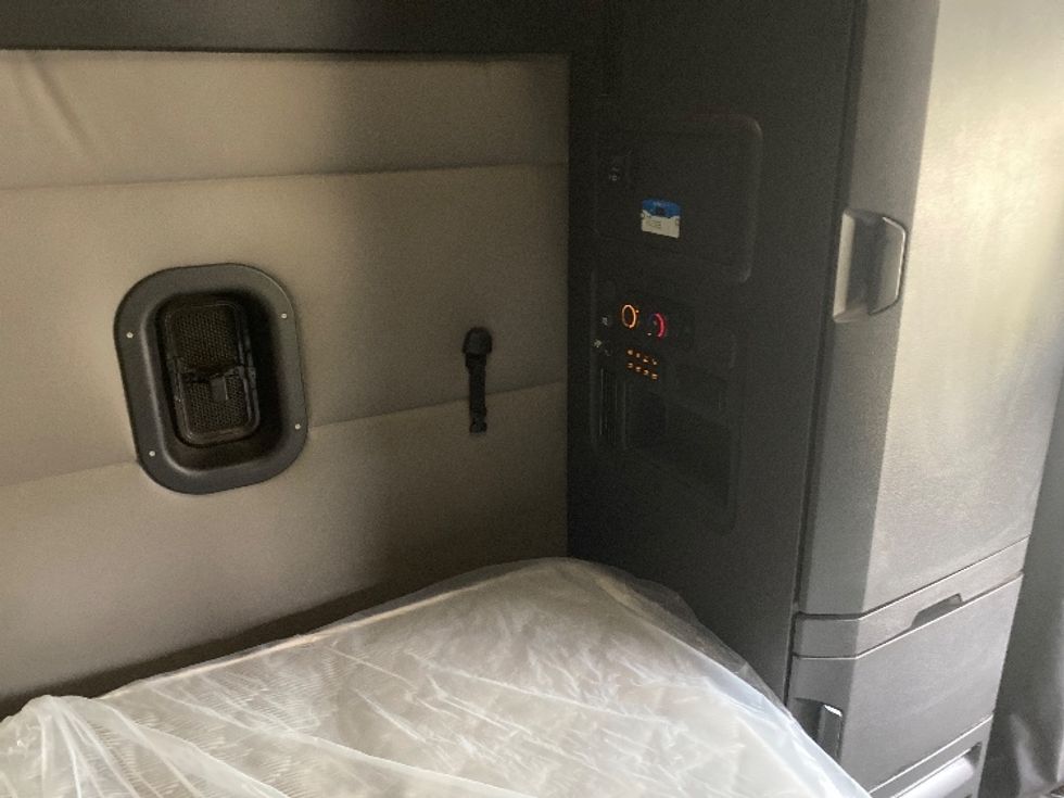 Sleeper Tractor-Heavy Duty Tractors-Freightliner-2021-T12664ST-Charlotte-NC-363,782\n\t\tmiles-$ 77,500 - Image 18