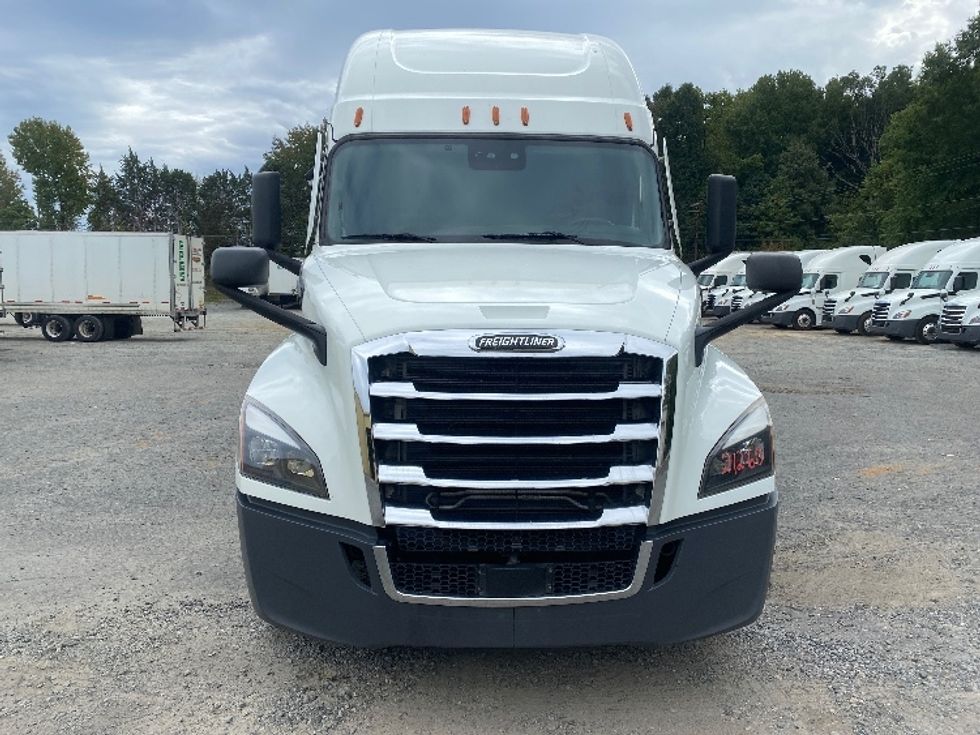 Sleeper Tractor-Heavy Duty Tractors-Freightliner-2021-T12664ST-Charlotte-NC-363,782\n\t\tmiles-$ 77,500 - Image 2