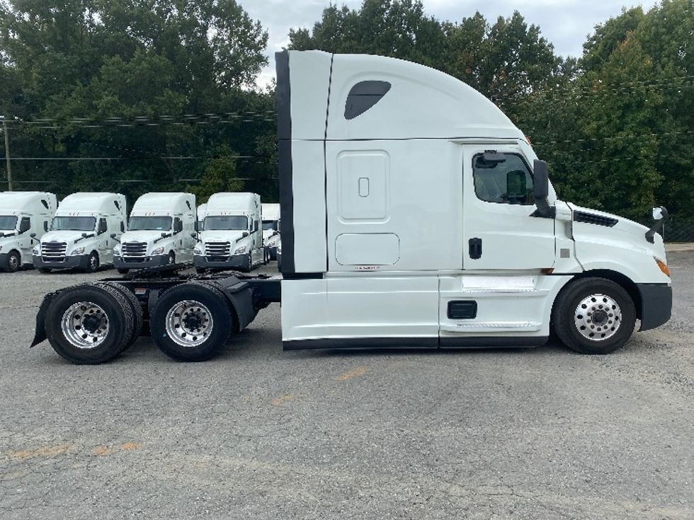 Sleeper Tractor-Heavy Duty Tractors-Freightliner-2021-T12664ST-Charlotte-NC-363,782\n\t\tmiles-$ 77,500 - Image 8