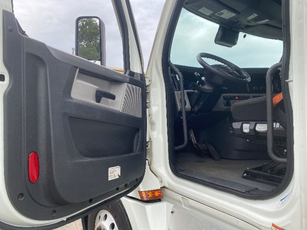 Sleeper Tractor-Heavy Duty Tractors-Freightliner-2021-T12664ST-Charlotte-NC-363,782\n\t\tmiles-$ 77,500 - Image 9