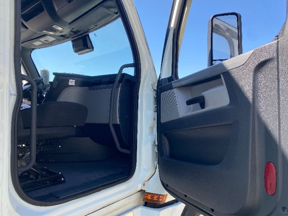 Sleeper Tractor-Heavy Duty Tractors-Freightliner-2021-T12664ST-Charlotte-NC-367,294\n\t\tmiles-$ 78,250 - Image 13