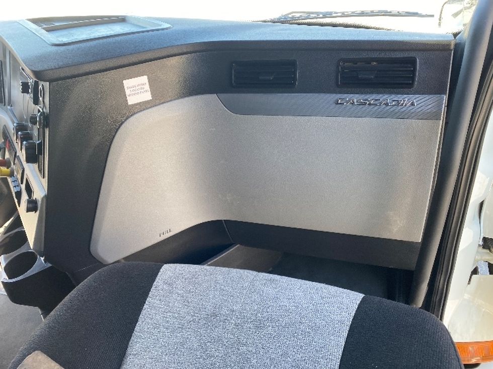 Sleeper Tractor-Heavy Duty Tractors-Freightliner-2021-T12664ST-Charlotte-NC-367,294\n\t\tmiles-$ 78,250 - Image 14