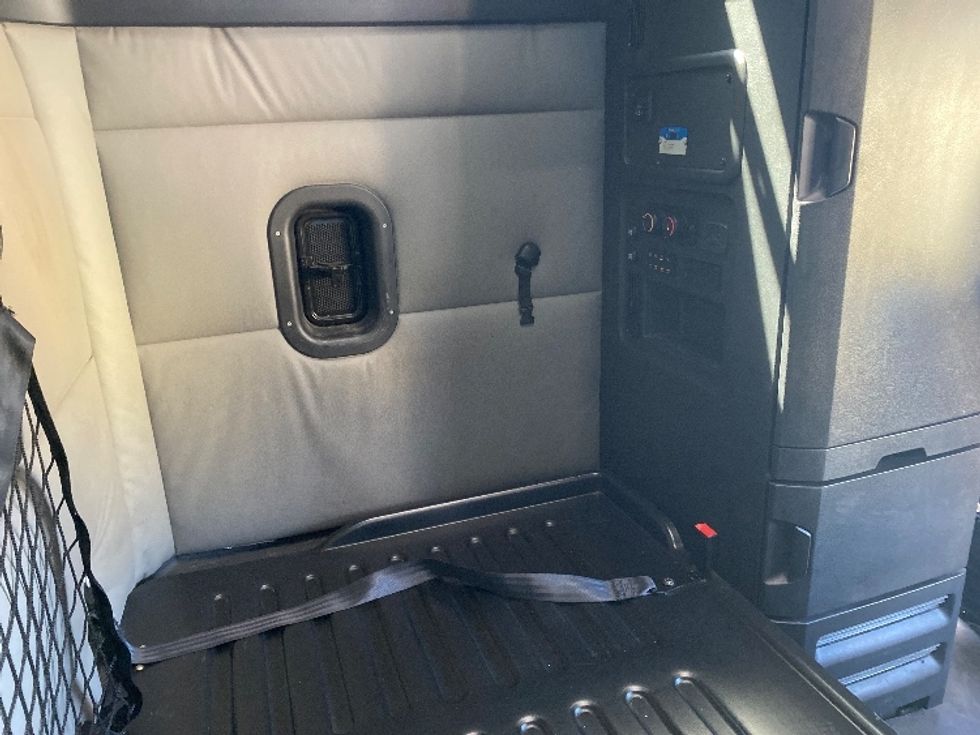 Sleeper Tractor-Heavy Duty Tractors-Freightliner-2021-T12664ST-Charlotte-NC-367,294\n\t\tmiles-$ 78,250 - Image 18