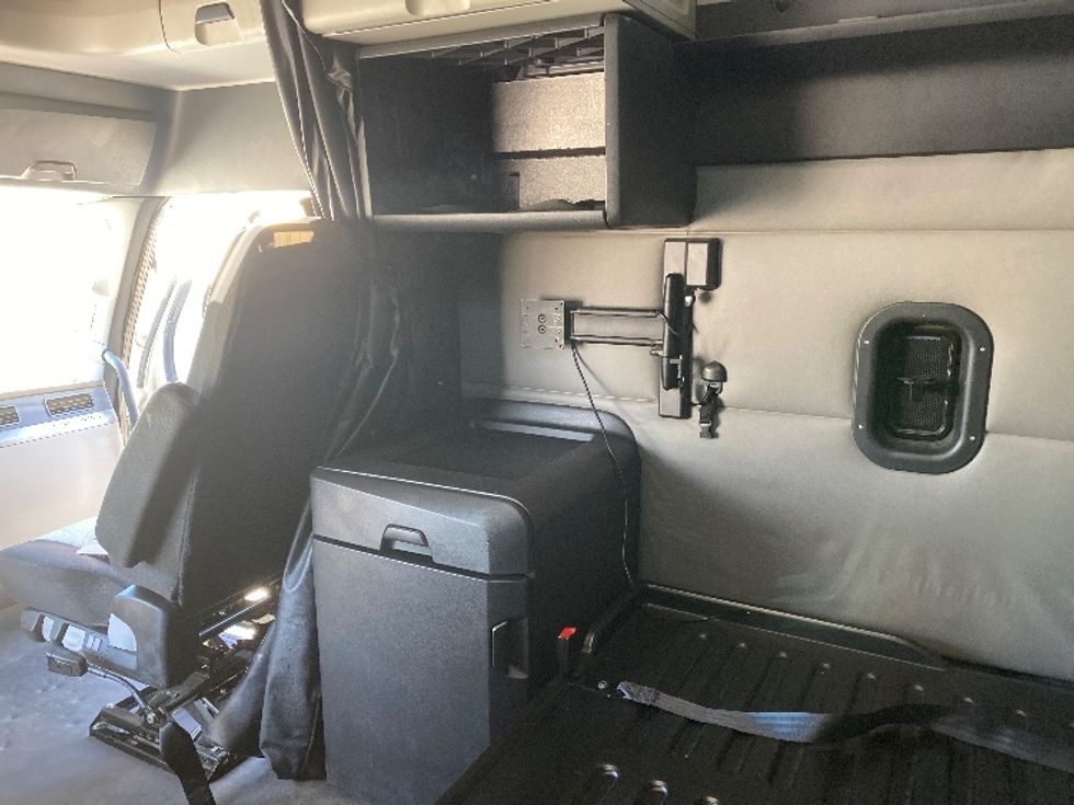 Sleeper Tractor-Heavy Duty Tractors-Freightliner-2021-T12664ST-Charlotte-NC-367,294\n\t\tmiles-$ 78,250 - Image 19