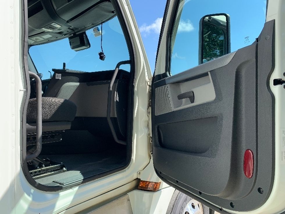 Sleeper Tractor-Heavy Duty Tractors-Freightliner-2021-T12664ST-Charlotte-NC-372,106\n\t\tmiles-$ 77,750 - Image 13