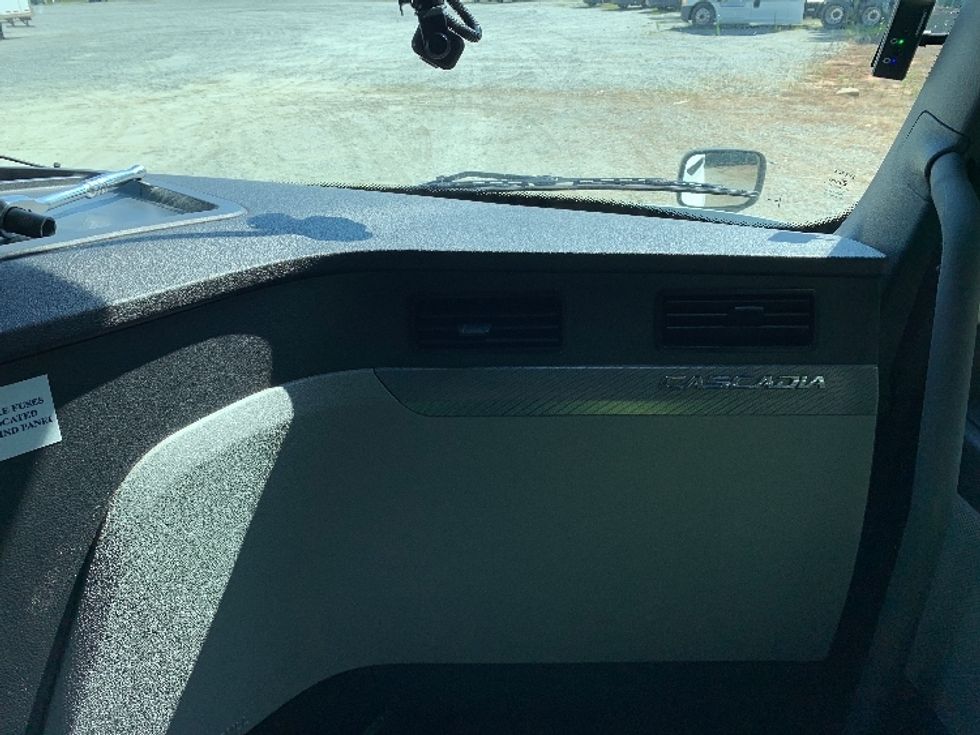 Sleeper Tractor-Heavy Duty Tractors-Freightliner-2021-T12664ST-Charlotte-NC-372,106\n\t\tmiles-$ 77,750 - Image 14