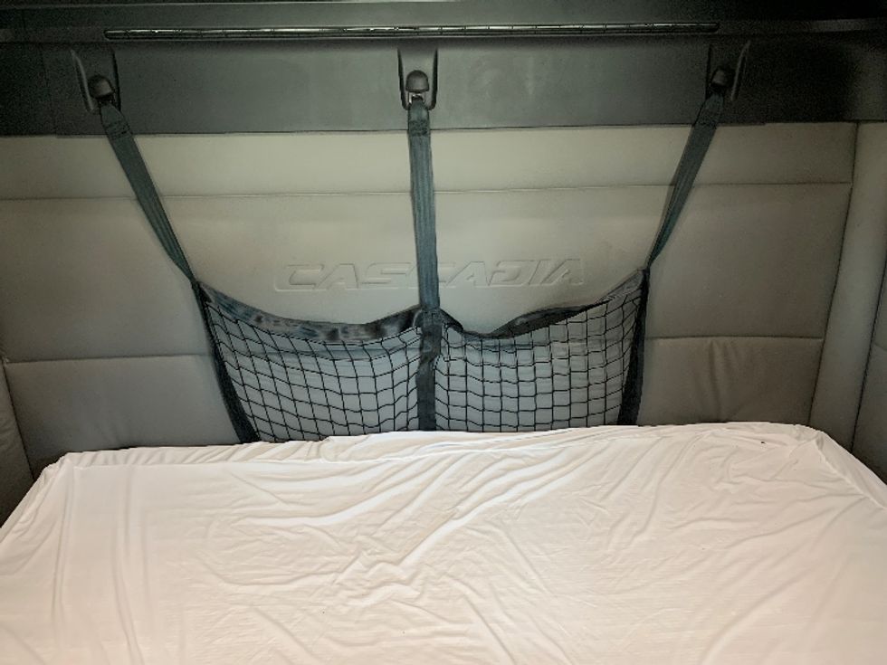 Sleeper Tractor-Heavy Duty Tractors-Freightliner-2021-T12664ST-Charlotte-NC-372,106\n\t\tmiles-$ 77,750 - Image 16