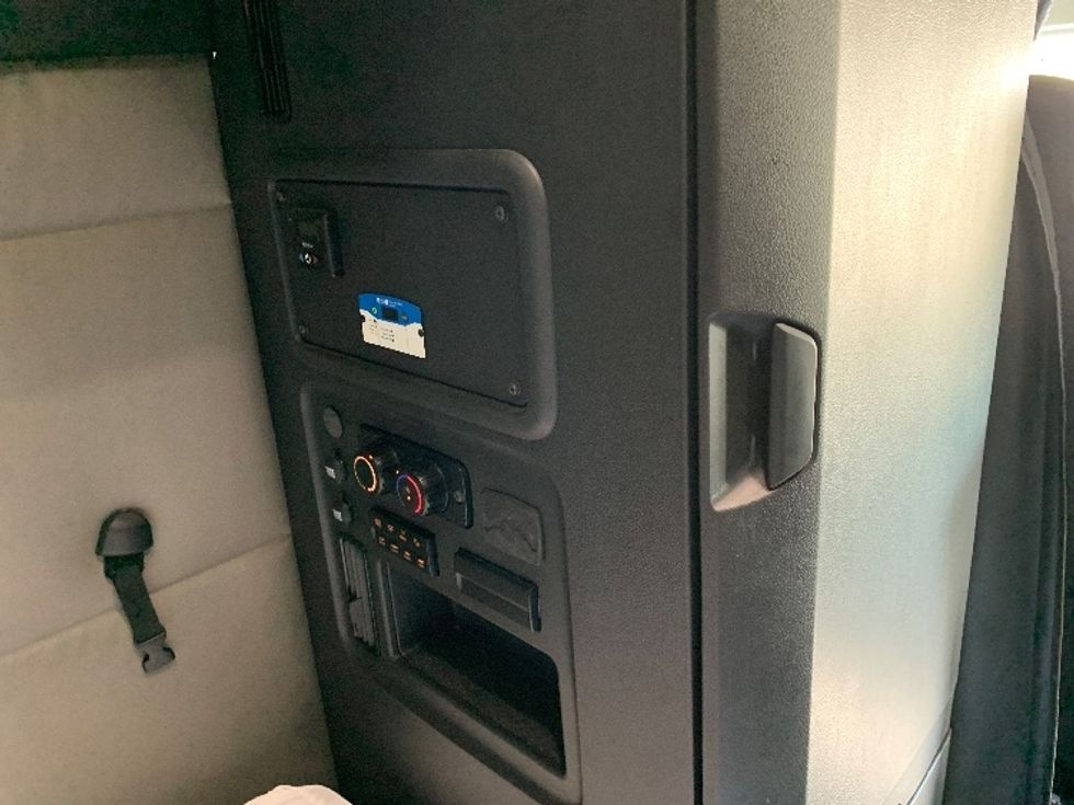 Sleeper Tractor-Heavy Duty Tractors-Freightliner-2021-T12664ST-Charlotte-NC-372,106\n\t\tmiles-$ 77,750 - Image 18