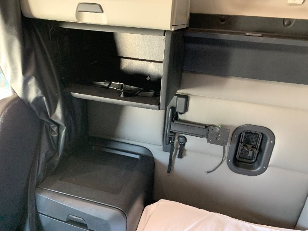 Sleeper Tractor-Heavy Duty Tractors-Freightliner-2021-T12664ST-Charlotte-NC-372,106\n\t\tmiles-$ 77,750 - Image 19