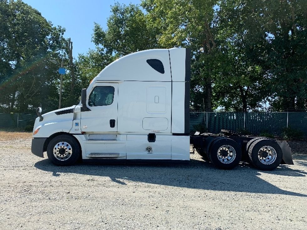 Sleeper Tractor-Heavy Duty Tractors-Freightliner-2021-T12664ST-Charlotte-NC-372,106\n\t\tmiles-$ 77,750 - Image 4