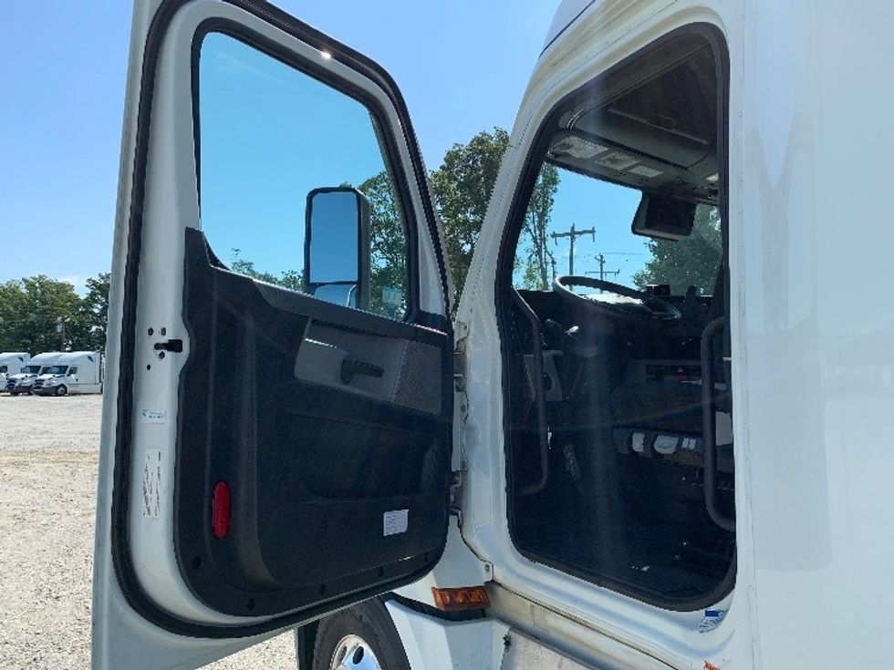 Sleeper Tractor-Heavy Duty Tractors-Freightliner-2021-T12664ST-Charlotte-NC-372,106\n\t\tmiles-$ 77,750 - Image 9